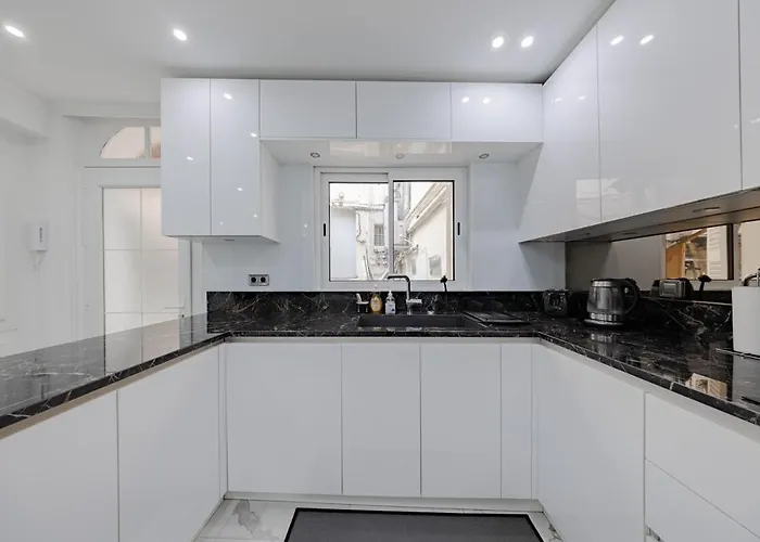 شقة 3 Bedrooms - 14hv *